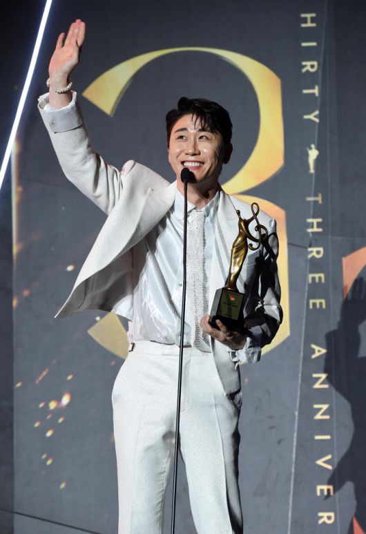 가수 영탁이 태국 방콕 라자망갈라 국립경기장에서 열린 ‘제33회 서울가요대상’ 시상식(주최 스포츠서울, 주관 서울가요대상 조직위원회)에서 본상을 수상한 뒤 소감을 말하고 있다. 방콕(태국) | 박진업기자 upandup@sportsseul.comrtsseul.com