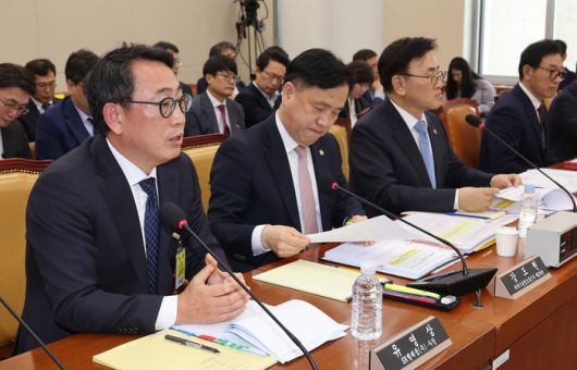 국회 과학기술정보방송통신위원회 전체회의에서 열린 SK텔레콤 유심 해킹 사건 청문회에서 유영상 SK텔레콤 대표이사가 의원 질의에 답하고 있다. 사진 | 연합뉴스