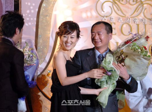 제16회 서울가요대상에서 장윤정이 최고프로듀서상을 수상한 인우기획 홍익선 대표에게 꽃다발을 전하며 축하해주고 있다. 고양 | 최승섭 기자 thunder@sportsseoul.com