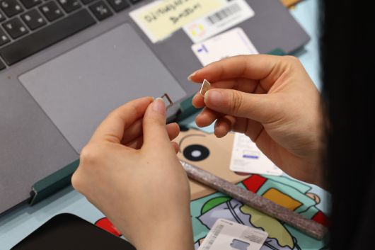 가입자 유심(USIM) 정보를 탈취당한 SK텔레콤이 유심 무료교체 서비스를 시작한 서울 시내 한 SKT 대리점에서 직원이 유심 교체를 하고 있다. 사진 | 연합뉴스