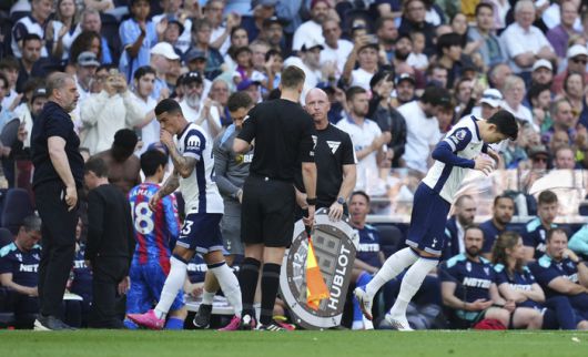 손흥민(오른쪽에서 첫 번째)이 크리스탈 팰리스전에서 교체 투입되고 있다. 사진 | 런던=AP연합뉴스