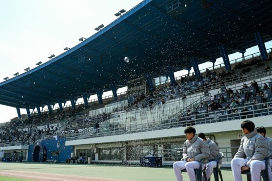비눗방울이 목동종합운동장에 떠다니는 모습. 사진 |  서울 이랜드