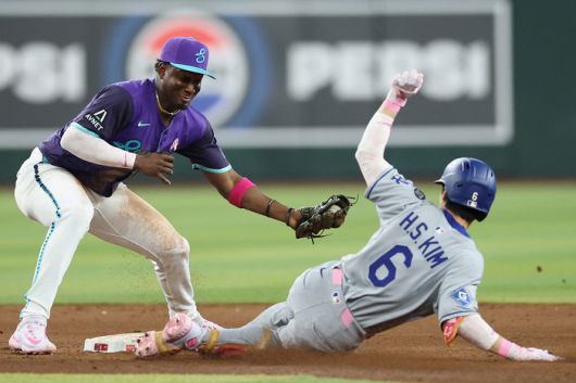 김혜성이 12일(한국시간) 미국 애리조나주 피닉스 체이스 필드에서 열린 2025 메이저리그(ML) 애리조나전 6회초 안타 후 2루에 들어가고 있다. 사진 | AFP 연합뉴스