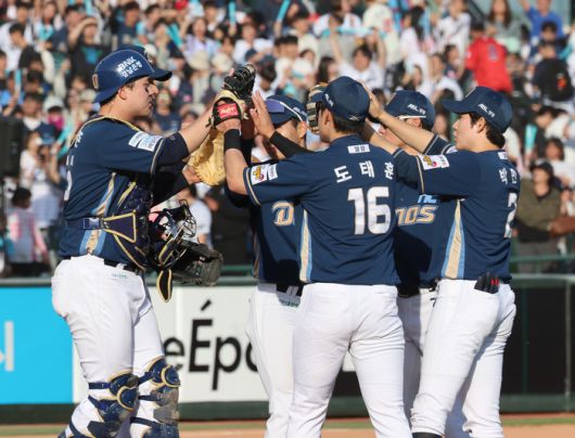 NC 선수들이 4일 사직구장에서 열린 2025 KBO리그 롯데전 승리 후 하이파이브를 나누고 있다. 사진 | 사직=연합뉴스