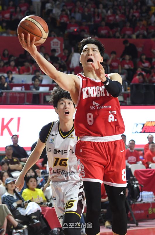 SK 안영준(오른쪽)이 13일 잠실학생체육관에서 열린 2024-2025 프로농구 LG와 챔피언결정전 5차전에서 LG 정인덕의 수비를 피해 골밑슛을 하고 있다. 잠실학생 | 박진업 기자 upandup@sportsseoul.com