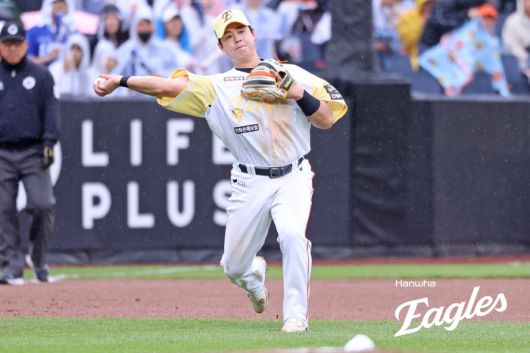 한화 노시환이 6일 대전 한화생명 볼파크에서 열린 2025 KBO리그 정규시즌 삼성전서 수비하고 있다. 사진 | 한화 이글스