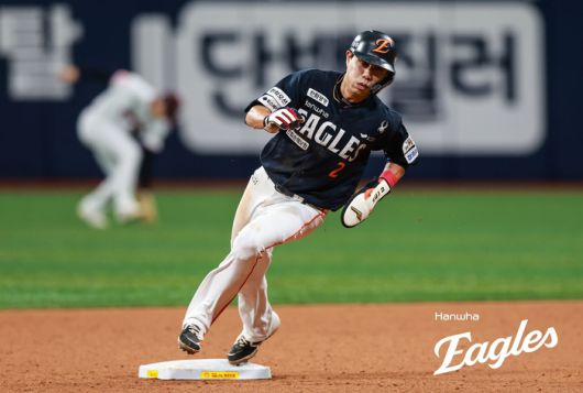 한화 심우준이 10일 고척스카이돔에서 열린 2025 KBO리그 키움전에서 3회초 안타로 출루한 후 에스테반 플로리얼의 안타 때 2루를 돌아 3루까지 달리고 있다. 최초 3루에서 아웃 됐으나 비디오 판독 결과 세이프로 정정됐다. 사진 | 한화 이글스