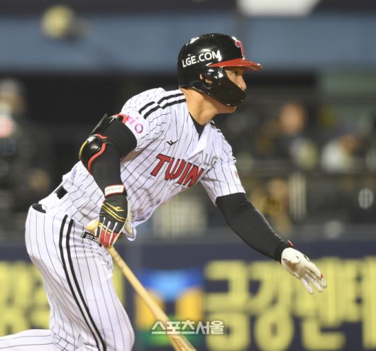 LG 오지환이 26일 잠실야구장에서 열린 2025 KBO 리그 한화와 경기 5회말 2사2루 내야땅볼을 치고 있다. 잠실 | 최승섭기자 thunder@sportsseoul.com