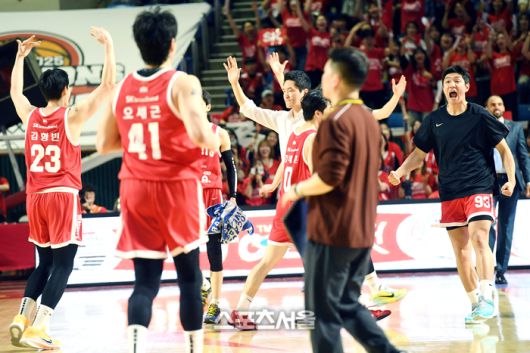 SK 전희철 감독(가운데)이 13일 잠실학생체육관에서 열린 2024-2025 프로농구 LG와 챔피언결정전 5차전에서 큰 점수차에 선수들과 하이파이브를 하고 있다. 잠실학생 | 박진업 기자 upandup@sportsseoul.com