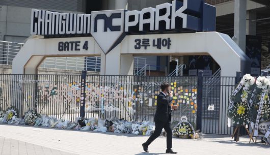 11일 창원NC파크 3루 내야 출입구 방향에 근조화환과 추모 글이 가득하다. 사진 | 연합뉴스