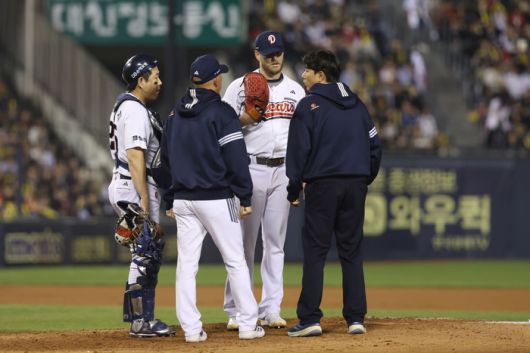 어빈은 11일 잠실 NC전 교체 과정에서 양의지와 박정배 투수코치에 불만을 표출했다. 사진 | 두산 베어스