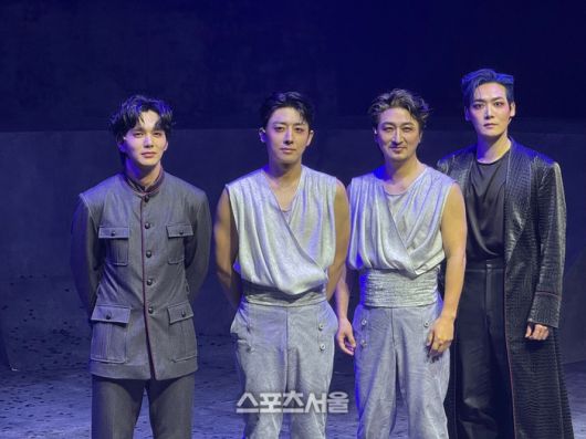 연극 ‘킬링시저’의 (왼쪽부터) ‘브루터스’ 역 유승호, ‘시저’ 역 손호준과 김준원, ‘카시우스/안토니우스’ 역 양지원이 13일 프레스콜에서 단체 사진을 촬영하고 있다. 사진 | 표권향 기자 gioia@sportsseoul.com