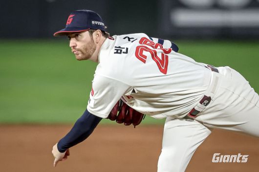 롯데 반즈가 사직구장에서 열린 2025 KBO리그 한화전에 선발 등판해 힘차게 공을 던지고 있다. 사진 | 롯데 자이언츠