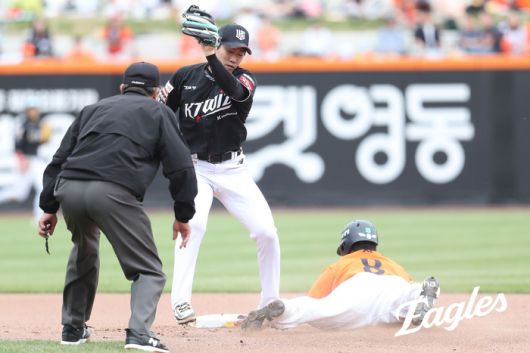 한화 노시환이 27일 대전 한화생명 볼파크에서 열린 2025 KBO리그 정규시즌 KT전서 도루하고 있다. 사진 | 한화 이글스