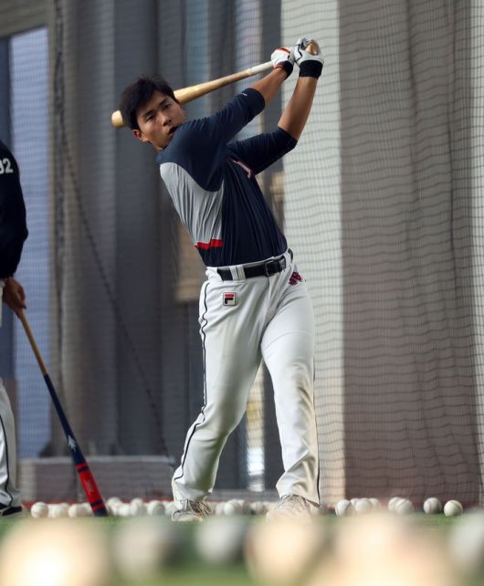 두산 젊은 내야수 임종성이 타격훈련하고 있다. 사진 | 두산 베어스