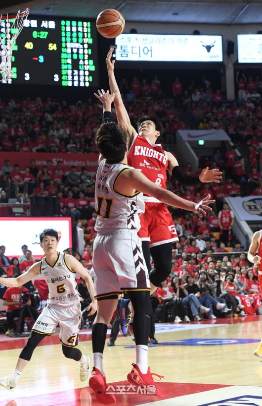 SK 김선형(오른쪽)이 13일 잠실학생체육관에서 열린 2024-2025 프로농구 LG와 챔피언결정전 5차전에서 LG 허일영의 수비를 피해 슛을 하고 있다. 잠실학생 | 박진업 기자 upandup@sportsseoul.com
