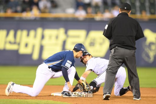 LG 박해민이 23일 서울 잠실구장에서 열린 2025 KBO리그 NC와 경기 4회말 2사1루 신민재 타석 때 2루 도루에 성공하고있다. 잠실 | 최승섭기자 thunder@sportsseoul.com