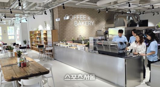 13일 용인종합운동장 부지에 들어선 SERI PAK with 용인 1층 카페에서 직원들이 손님을 맞을 준비를 하고 있다. 사진 | 장강훈 기자 zzang@sportsseoul.com