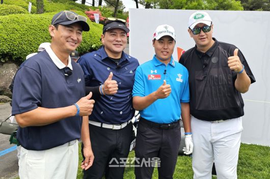 KBO리그 레전드 삼총사가 발달장애를 딛고 프로선수가 된 이승민과 기념촬영하고 있다. 왼쪽부터 박용택 김태균 이승민 이대호. 사진 | 서귀포=장강훈 기자 zzang@sportsseoul.com