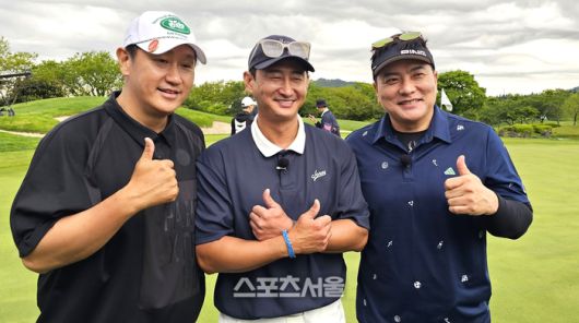 이대호 박용택 김태균 등 KBO리그 영구결번 삼총사가 채리티오픈을 마친 뒤 밝은 표정으로 기념촬영하고 있다. 사진 | 서귀포=장강훈 기자 zzang@sportsseoul.com