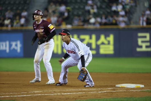 LG 김민수가 13일 서울 잠실구장에서 열린 2025 KBO리그 정규시즌 키움전에서 1루 수비를 보고 있다. 사진 | LG 트윈스