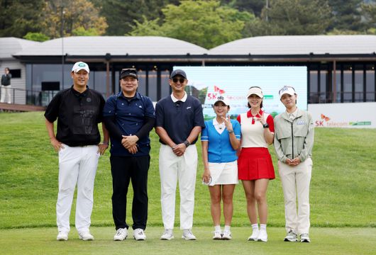 KBO리그 레전드 삼총사와 여자프로골프 레전드 삼총사가 채리티오픈을 앞두고 포즈를 취하고 있다. 왼쪽부터 이대호 김태균 박용택 이보미 김하늘 최나연. 사진 | KPGA