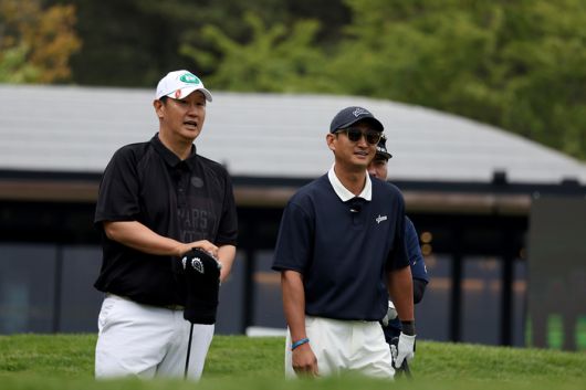 이대호(왼쪽)와 박용택이 13일 제주 서귀포 핀크스GC에서 치른 SK텔레콤오픈 채리티오픈에서 여자 선수들의 티샷을 바라보며 감탄하고 있다. 사진 | KPGA