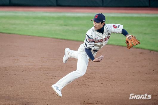 롯데 전민재가 사직구장에서 열린 2025 KBO리그 정규시즌 KIA전에서 수비하고 있다. 사진 | 롯데 자이언츠