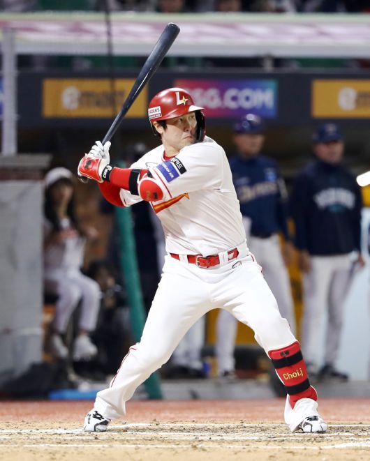 SSG 최정이 13일 인천SSG랜더스필드에서 열린 2025 KBO리그 정규시즌 NC전서 개인 통산 500홈런을 쏘아 올리고 있다. 사진 | SSG 랜더스