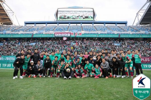 대전 선수단이 안양전에서 승리한 뒤 단체 사진을 촬영하고 있다. 사진 | 한국프로축구연맹