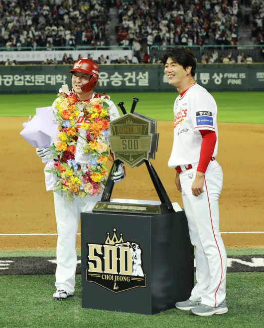 SSG 최정이 13일 인천SSG랜더스필드에서 열린 2025 KBO리그 정규시즌 NC전서 개인 통산 500홈런을 기록하고 ‘캡틴’ 김광현과 함께 기념 촬영하고 있다. KBO리그 최초 기록. 사진 | SSG 랜더스