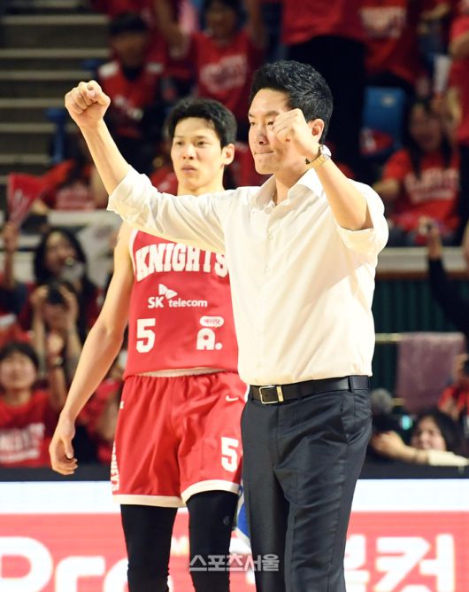 SK 전희철 감독(오른쪽)이 13일 잠실학생체육관에서 열린 2024-2025 프로농구 LG와 챔피언결정전 5차전에서 큰 점수차에 주먹을 불끈 쥐며 기뻐하고 있다. 잠실학생 | 박진업 기자 upandup@sportsseoul.com