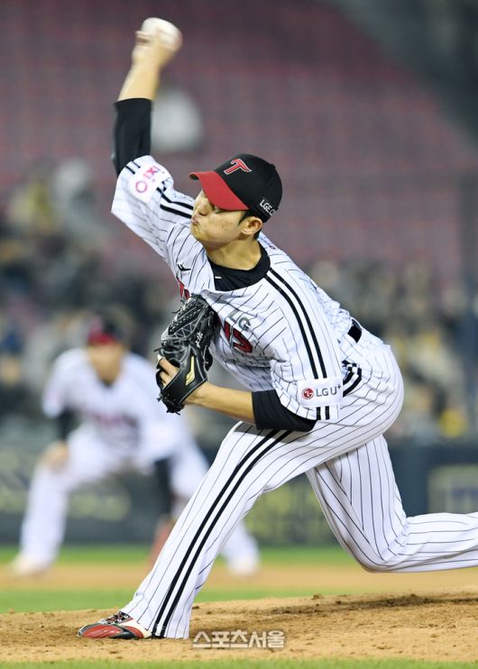LG 김영우가 24일 잠실구장에서 열린 2025 KBO리그 NC와의 경기 9회초 등판해 힘차게 공을 던지고 있다. 잠실 | 박진업 기자 upandup@sportsseoul.com