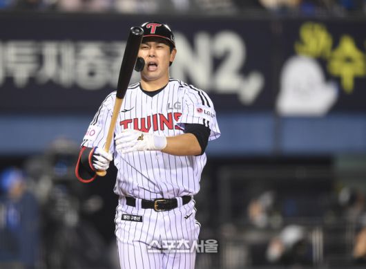 LG 홍창기가 15일 잠실구장에서 열린 2025 KBO리그 삼성과 경기 7회말 1사2루 파울을 친 후 아쉬워하고 있다. 잠실 | 최승섭기자 thunder@sportsseoul.com