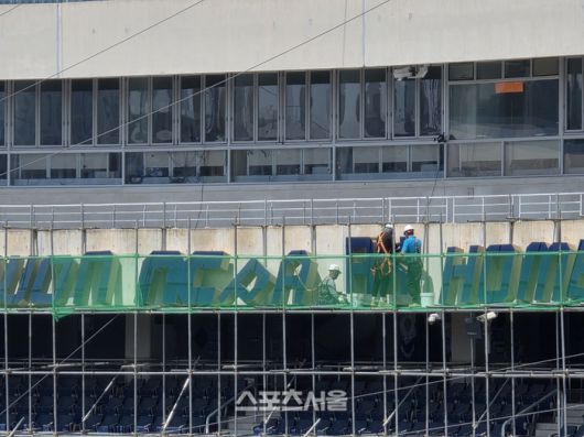 창원NC파크에 10명이 넘는 인원이 나와 정비 작업을 진행하고 있다. 사진 | 스포츠서울DB