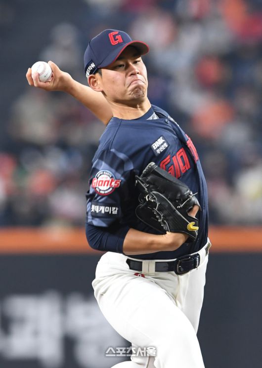 롯데 김진욱이 대전 한화생명 볼파크에서 열린 2025 KBO리그 한화와 경기에 선발 등판해 힘차게 공을 던지고 있다. 대전 | 박진업 기자 upanddup@sportsseoul.com