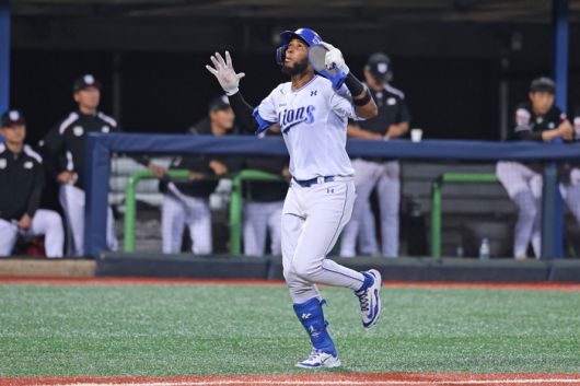 삼성 디아즈가 13일 포항구장에서 열린 2025 KBO리그 정규시즌 KT전 5회말 홈런을 치고 세리머니하고 있다. 사진 | 삼성 라이온즈