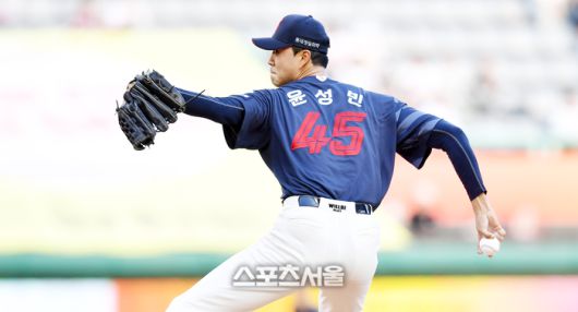 롯데 윤성빈이 인천SSG랜더스필드에서 열린 2024 KBO리그 SSG전에 선발 등판해 힘차게 공을 던지고 있다. 사진 | 스포츠서울DB