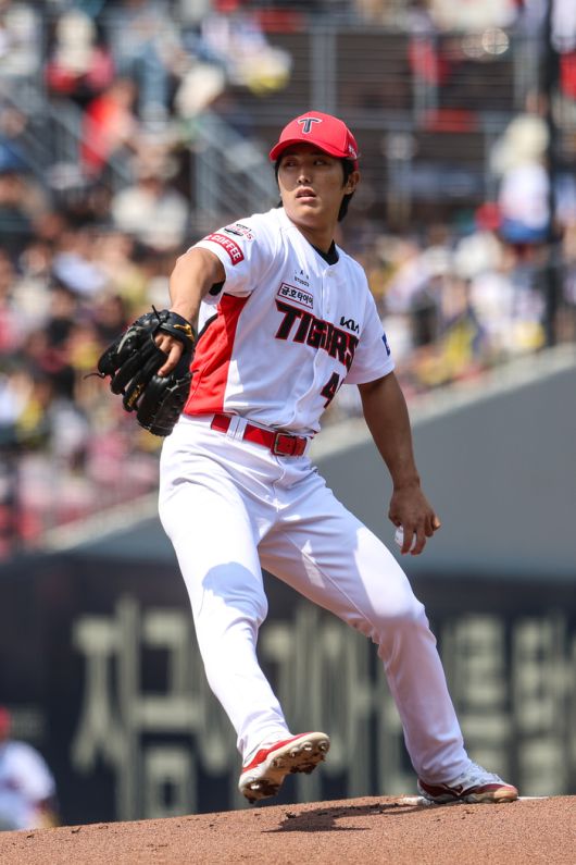 KIA 이의리가 광주-기아 챔피언스 필드에서 열린 2024 KBO리그 LG전에 선발 등판해 역투하고 있다. 사진 | KIA 타이거즈