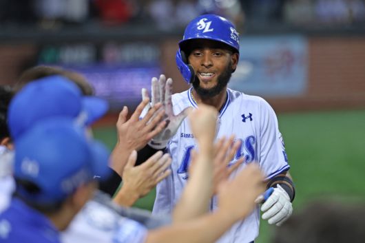 삼성 디아즈가 14일 포항구장에서 열린 2025 KBO리그 정규시즌 KT전 4회말 홈런을 친 후 더그아웃에 들어오며 동료들과 하이파이브 하고 있다. 사진 | 삼성 라이온즈