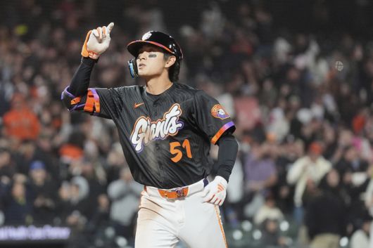 이정후가 14일(한국시간) 애리조나와 경기에서 3점 홈런을 쏘아올린 후 세리머니를 하고 있다. 사진 | AP=연합뉴스