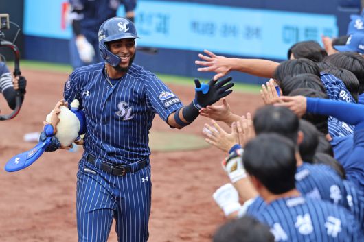 삼성 디아즈가 11일 대구삼성라이온즈파크에서 열린 2025 KBO리그 정규시즌 LG전 6회말 솔로 홈런을 치고 더그아웃에 들어와 동료들과 하이파이브 하고 있다. 사진 | 삼성 라이온즈