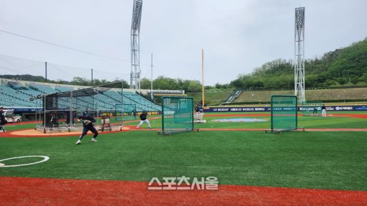 NC 선수들이 16일 울산 키움전을 앞두고 그라운드에서 훈련을 하고 있다. 울산=김민규 기자 kmg@sportsseoul.com