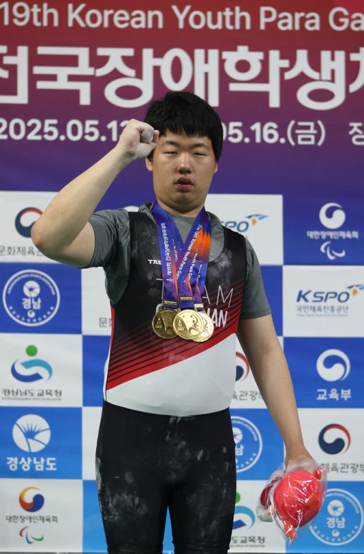 16일 진주실내체육관에서 열린 역도 경기에서 유성재의 시상식 모습. 사진 | 대한장애인체육회