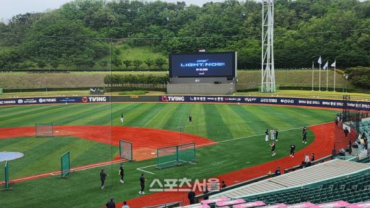 NC 선수들이 16일 울산 키움전을 앞두고 그라운드에서 훈련을 하고 있다. 울산=김민규 기자 kmg@sportsseoul.com