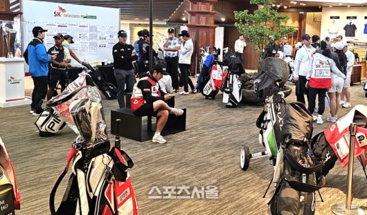KPGA투어 SK텔레콤 오픈 2025 1라운드가 16일 안개와 비로 중단되자 핀크스GC 클럽하우스 로비가 선수와 캐디로 북적이고 있다. 사진 | 서귀포=장강훈 기자 zzang@sportsseoul.com