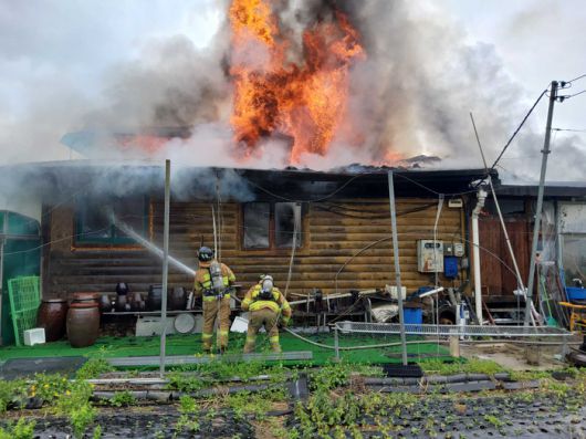 홍천소방서 대원들이 16일 홍천군 화촌면 소재 주택에서 발생한 화재에 신속하게 대응해 조기 진화를 하고 있다.  사진|홍천소방서
