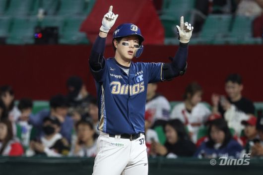 박건우가 문학 SSG전 3회초 적시타를 터뜨리고 세리머니를 하고 있다. 사진 | NC 다이노스