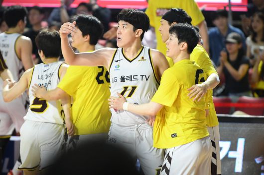 LG 허일영(가운데)이 17일 잠실학생체육관에서 열린 2024~2025 KCC 프로농구 챔피언결정전 7차전 SK전에서 3점슛을 넣은 후 주먹을 불끈 쥐고 있다. 사진 | KBL