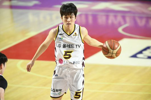 LG 양준석이 17일 잠실학생체육관에서 열린 2024~2025 KCC 프로농구 챔피언결정전 7차전 SK전에서 드리블 하고 있다. 사진 | KBL
